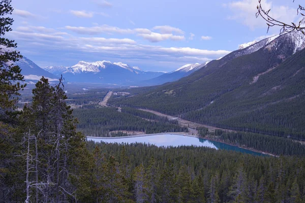 Colorido lago con bosque otoñal y reflejos en las Rocosas Canadienses. Lagos de Grassi cerca de Canmore en las Montañas Rocosas. Alberta. Canadá — Foto de Stock