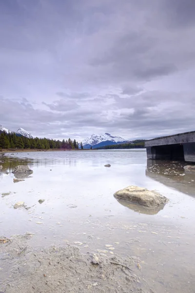 Όμορφη θέα της παγωμένης λίμνης Maligne στο Jasper National Park — Φωτογραφία Αρχείου