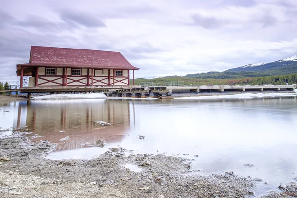 Hermosa vista del lago Maligne congelado con casa de barco, techo rojo en el Parque Nacional Jasper — Foto de Stock