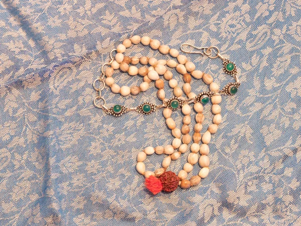 Галечный ожерелье индийского цвета на индийском шарфе — стоковое фото