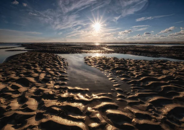 Pôr-do-sol colorido tranquilo sobre o mar, visto da costa holandesa. Países Baixos — Fotografia de Stock