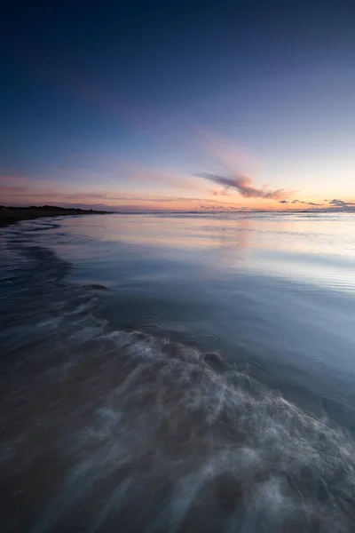 Tranquillo tramonto colorato sul mare, visto dalla costa olandese. Paesi Bassi — Foto Stock