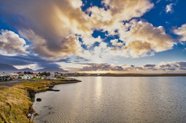 Hoffn yakınlarındaki manzara, İzlanda 'daki sonbahar renkleri mavi gökyüzü