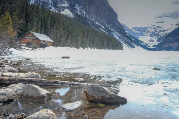 Mount Fairview, kısmen donmuş göl, Louise Gölü Ulusal Parkı, Alberta Kanada