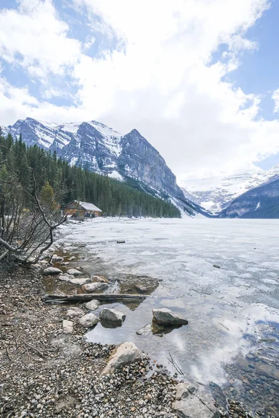 Mount Fairview, částečně zamrzlé jezero, Lake Louise Banff National Park, Alberta Canada — Stock fotografie