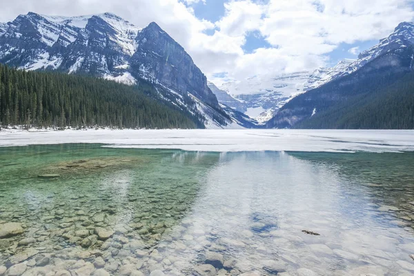 Monte fairview, lago parcialmente congelado, Parque Nacional Lago Louise Banff, Alberta Canadá — Foto de Stock