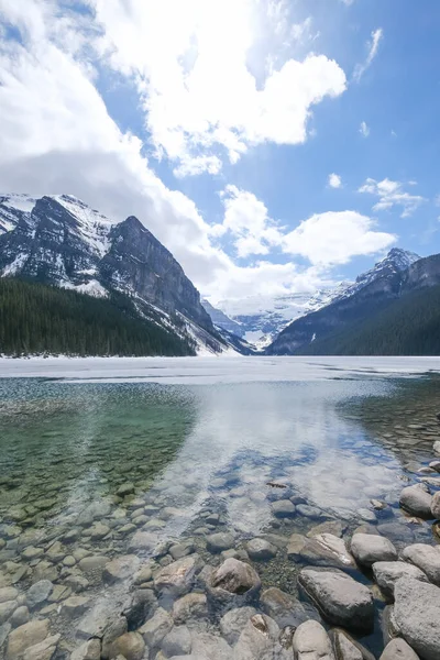 Гірський краєвид, частково замерзле озеро, національний парк Луїза Банф, Альберта Канада — стокове фото