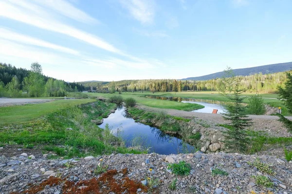 Campo de golf con cielo azul y nubes, rocas en primer plano, Clearwater Canadá — Foto de Stock