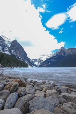 Mount Fairview, kısmen donmuş göl, Louise Gölü Ulusal Parkı, Alberta Kanada