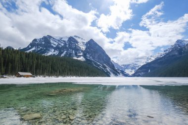 Mount Fairview, kısmen donmuş göl, Louise Gölü Ulusal Parkı, Alberta Kanada