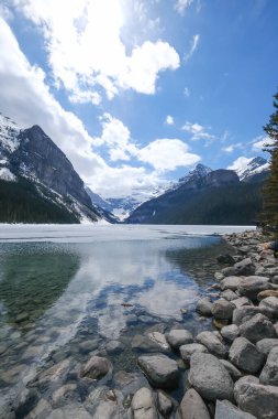 Mount Fairview, kısmen donmuş göl, Louise Gölü Ulusal Parkı, Alberta Kanada