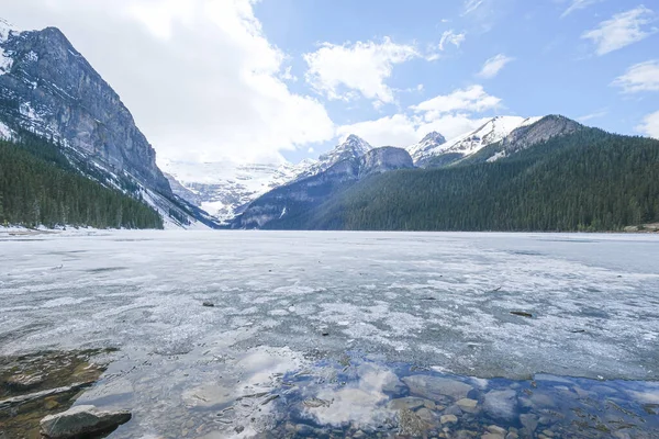 Monte fairview, lago parcialmente congelado, Parque Nacional Lago Louise Banff, Alberta Canadá — Foto de Stock