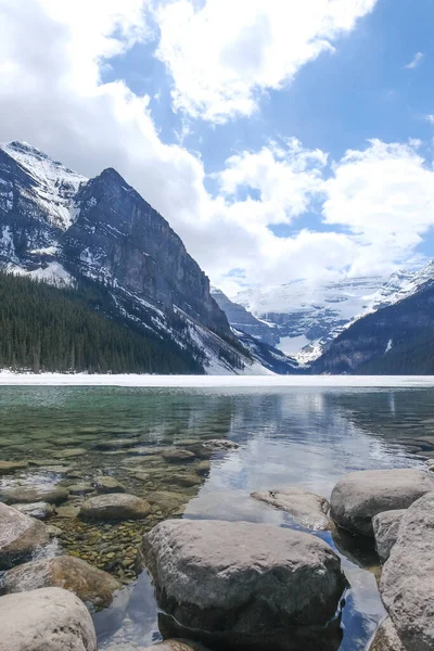 Monte Fairview, lago parcialmente congelado, rocas en primer plano. Parque Nacional Lake Louise Banff, Alberta Canadá — Foto de Stock