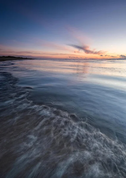 Pôr-do-sol colorido tranquilo sobre o mar, visto da costa holandesa. Países Baixos — Fotografia de Stock