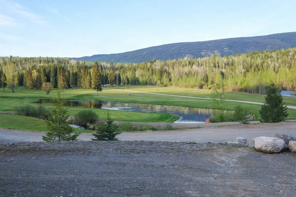 Golfové hřiště s modrou oblohou a mraky, skály v popředí, Clearwater Kanada — Stock fotografie