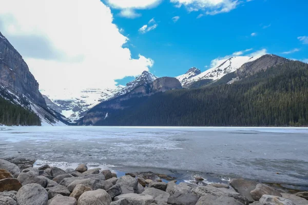 Monte fairview, lago parcialmente congelado, Parque Nacional Lago Louise Banff, Alberta Canadá — Foto de Stock