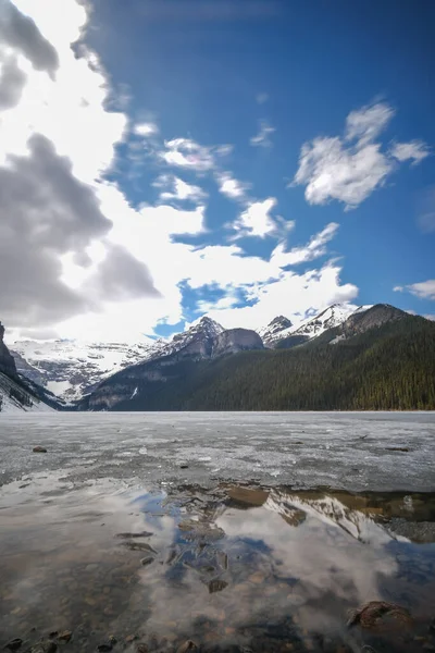Monte fairview, lago parcialmente congelado, Parque Nacional Lago Louise Banff, Alberta Canadá — Foto de Stock