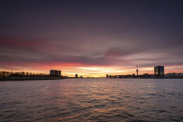 Rotterdam városképe éjjel. Maas csatorna az előtérben, naplemente szép égbolttal, Rotterdam, The Hollandia — Stock Fotó