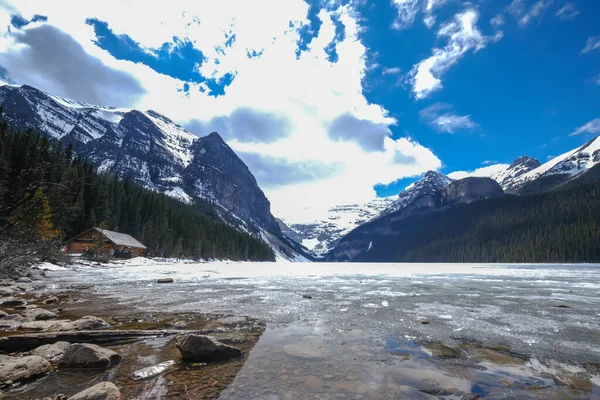 Monte fairview, lago parcialmente congelado, Parque Nacional Lago Louise Banff, Alberta Canadá — Foto de Stock