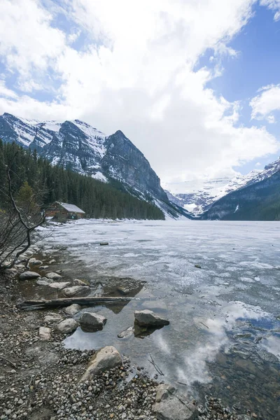 Mount fairview, lago parcialmente congelado, Lake Louise Banff National Park, Alberta Canadá — Fotografia de Stock