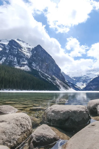 Monte Fairview, lago parcialmente congelado, rocas en primer plano. Parque Nacional Lake Louise Banff, Alberta Canadá — Foto de Stock