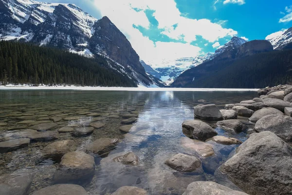 Гірський краєвид, частково замерзле озеро, національний парк Луїза Банф, Альберта Канада — стокове фото