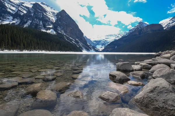 Monte fairview, lago parcialmente congelado, Parque Nacional Lago Louise Banff, Alberta Canadá — Foto de Stock