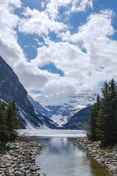 Monte fairview, lago parcialmente congelado, con reflejo en el agua. Parque Nacional Lake Louise Banff, Alberta Canadá — Foto de Stock