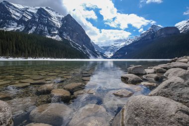 Mount Fairview, kısmen donmuş göl, Louise Gölü Ulusal Parkı, Alberta Kanada