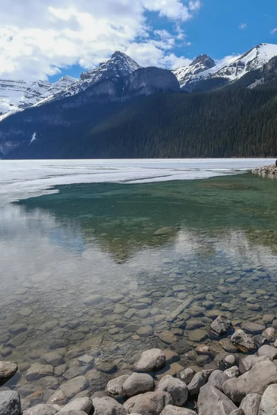 Monte fairview, lago parcialmente congelado, con reflejo en el agua. Parque Nacional Lake Louise Banff, Alberta Canadá — Foto de Stock