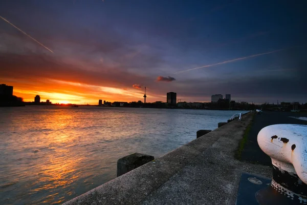 Rotterdam - 12 de fevereiro de 2019: Rotterdam, Holanda A torre Euromast Rotterdam à noite.Canal em primeiro plano ao pôr do sol. Roterdão, Países Baixos — Fotografia de Stock