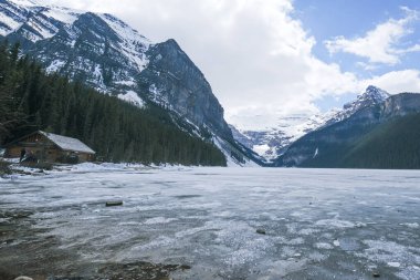 Mount Fairview, kısmen donmuş göl, Louise Gölü Ulusal Parkı, Alberta Kanada