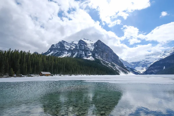 Monte fairview, lago parcialmente congelado, Parque Nacional Lago Louise Banff, Alberta Canadá — Foto de Stock