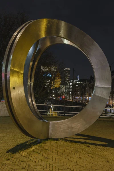 The Hague, the Netherlands - 18 February 2019: Koninginnegracht. Artwork: Pressed circles by Andre van Lier. Golden circles with a view of the high buildings, Castalia, Helicon, de Zurichtoren en de — Stock Fotó