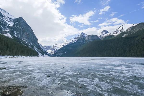 Mount fairview, gedeeltelijk bevroren meer, Lake Louise Banff National Park, Alberta Canada — Stockfoto