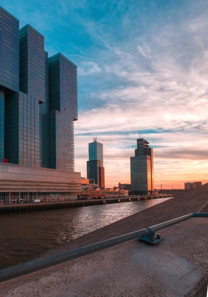 Rotterdam, Hollanda - 12 Şubat 2019 Modern mimari ve nehir kenarında dramatik gökyüzü ile Picturesque şehir manzarası — Stok fotoğraf