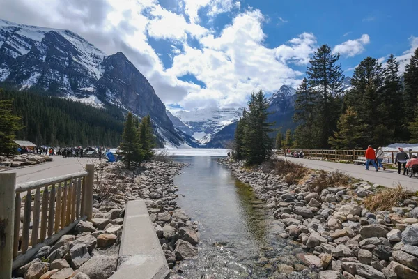 Louise - May 20 2019: Lake Louise, Alberta, Canada Mount Fairview, part frozen lake, al-lot of toerists at Lake Louise, Alberta Canada — стокове фото