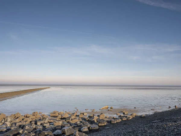 Vista aerea dell'orizzonte sul mare, con rocce in primo piano, parco nazionale e patrimonio mondiale dell'Unesco Waddensea in provincia di Frisia, Paesi Bassi — Foto Stock