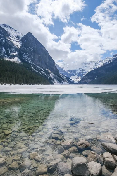 Monte fairview, lago parcialmente congelado, Parque Nacional Lago Louise Banff, Alberta Canadá — Foto de Stock