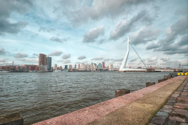 Rotterdam - 12 de fevereiro de 2019: Rotterdam, Países Baixos skyline no centro da cidade ao entardecer, rua em primeiro plano, Holanda do Sul, Roterdã, Países Baixos — Fotografia de Stock