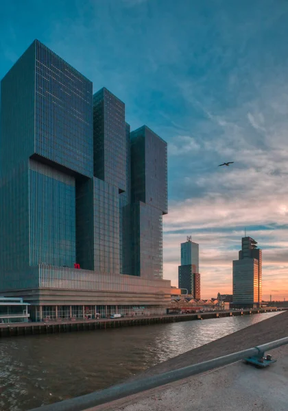 Rotterdam, Nizozemsko 12. února 2019 - Malebný výhled na město, s moderní architekturou a dramatickou oblohou v Rotterdamu u řeky — Stock fotografie