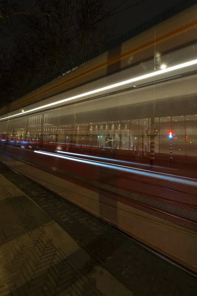 Den Haag, Niederlande - 18. Februar 2019: Metro in der Nacht, Spiegelung in den Fenstern der Stadt, Den Haag Die Niederlande — Stockfoto