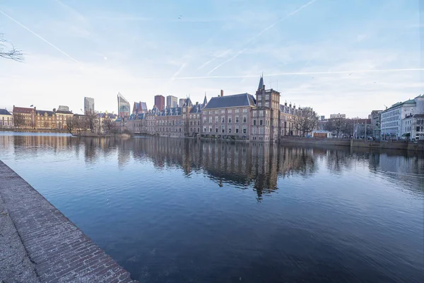 Hága - 2019. február 17.: Hága, Neherland. Kilátás a történelmi Binnenhof a Hofvijver-tó este a Hága, Hollandia — Stock Fotó
