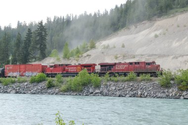 Revelstoke - 21 Mayıs 2019 Revelstoke, Britisch Kolombiya, Kanada. Kanada 'daki Bow nehri boyunca hareket eden yük treni Rockies, Revelstoke, Britisch Kolombiya, Kanada