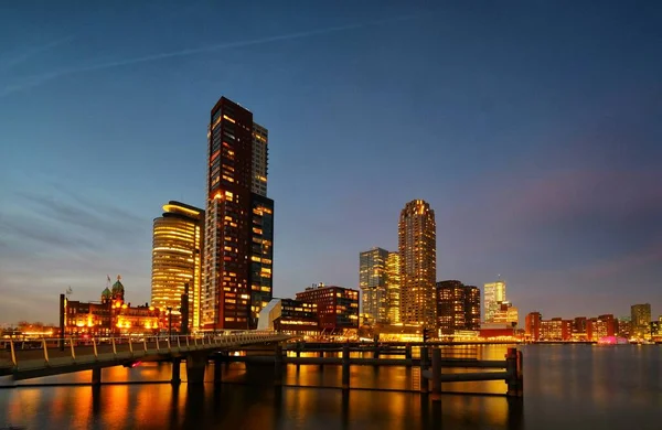 Rotterdam - 2019. február 13.: Rotterdam, Hollandia belvárosi városképe, számos modern magas épület a vízparton alkonyatkor Dél-Hollandiában, Rotterdamban, Hollandiában — Stock Fotó