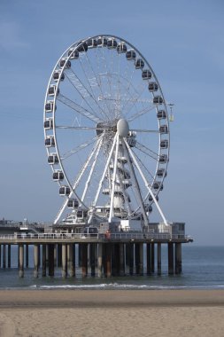 The Hague, Februari 18 2019: Scheveningen, The Hague, The Netherlands. Ferris wheel and a bungy tower on the pier of Scheveningen, The Hague. The Netherlands