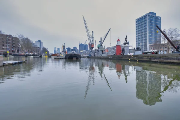Rotterdam - 2019. február 13.: Rotterdam, Hollandia. Kilátás a Leuvehaven hajó kikötő a város központjában Rotterdam. Rotterdam központjában található, közel az Erasmus hídhoz, délre. — Stock Fotó
