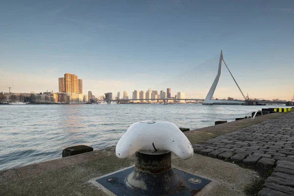 Rotterdam - 14 februari 2019: Rotterdam, Nederländerna centrum skyline i skymningen i södra Holland, Rotterdam, Nederländerna. Erasmusbron till höger — Stockfoto