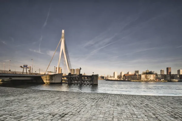 Rotterdam - 14 Şubat 2019: Rotterdam, Hollanda şehir merkezi alacakaranlıkta Güney Hollanda, Rotterdam, Hollanda. Erasmus Köprüsü sağda. — Stok fotoğraf