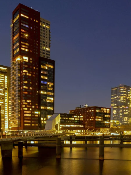 Rotterdam - 13 de fevereiro de 2019: Rotterdam, Holanda - skyline do centro da cidade, vários edifícios altos modernos à beira-mar ao anoitecer na Holanda do Sul, Roterdã, Países Baixos — Fotografia de Stock